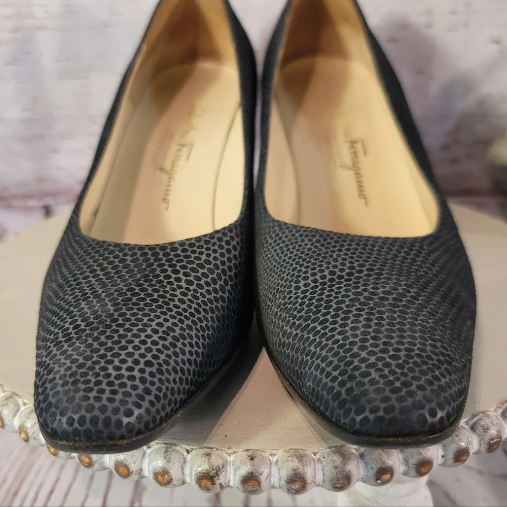 Vintage Salvatore Ferragamo Black Pebble Textured Suede Low Heel Pumps Italy 9B